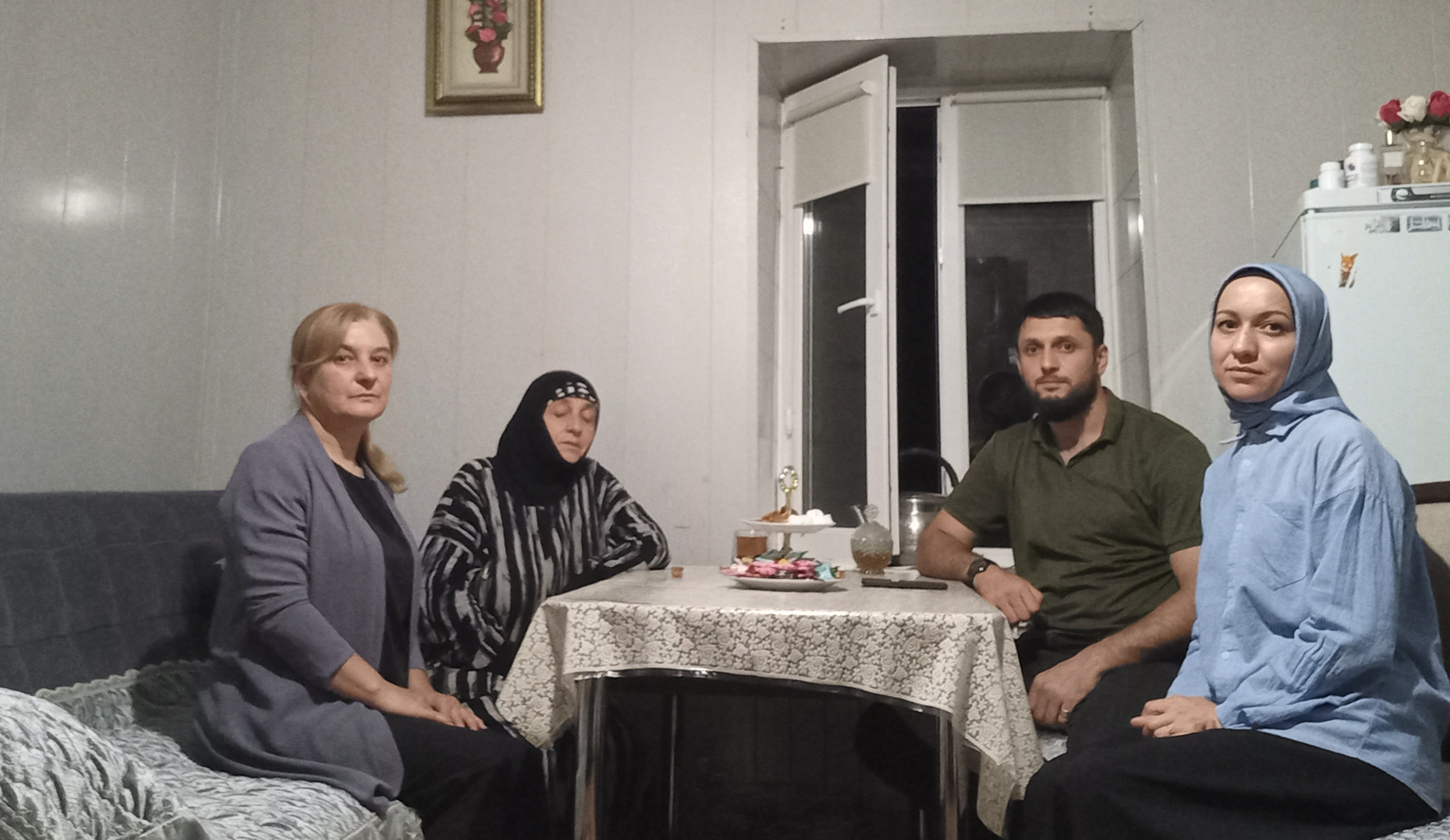 Работники социальных служб Минтруда РД в Ахтынском районе в канун Дня Конституции республики посетили семьи участников СВО